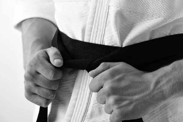 Combatiente de karate con manos fuertes en forma se prepara para luchar — Foto de Stock