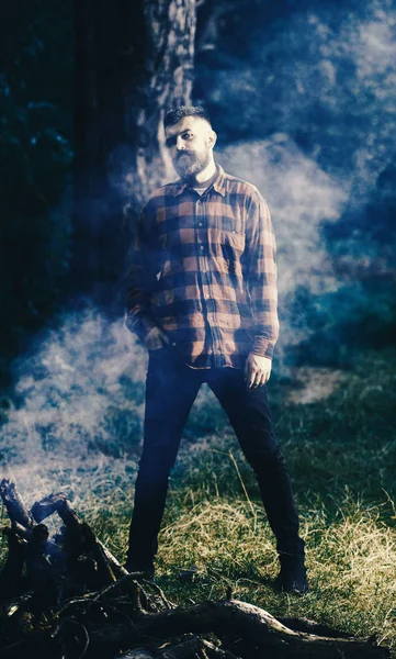 Duman kavramı kokusu. Adam şık ayı ile