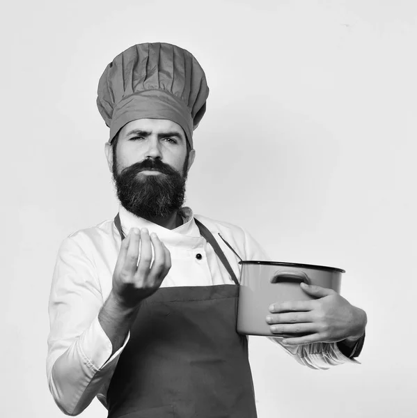 Концепція ресторанної кухні. Шеф-кухар тримає суп або компот, роблячи активний жест . — стокове фото