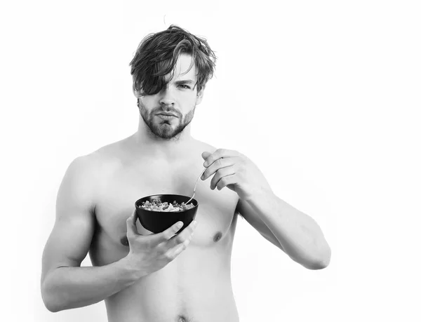 Caucásico sexy joven macho sosteniendo tazón negro con pasta — Foto de Stock