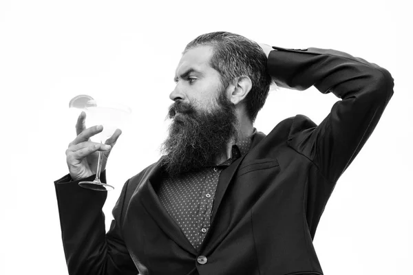 Barman avec barbe, cheveux élégants et visage sérieux, isolé — Photo