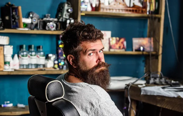 Homem Com Barba Bigode Senta Cadeira Cabeleireiro Suprimentos Beleza Fundo — Fotografia de Stock