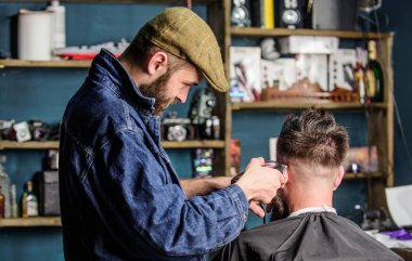 İstemci, dikiz Clipper kırpma saçlı berber. Ense, berber arka plan üzerinde kısa saç kesimi Kuaför saç kesme makinesi ile çalışır. Hipster istemci Başlarken kısa saç kesimi. Çalışan işlem kavramı