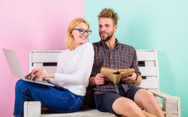 Modern öğrencilerin yanı sıra klasik ders kitapları dijital yaklaşımı kullanın. Öğrencilerin boş zaman eğitimi harcamak. Erkek ve kadın farklı öğrenme yaklaşımı kullanın. Çift olan öğrenciler kitap ve dizüstü eğitim