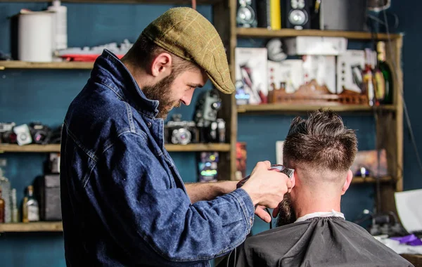 Friseur mit Clipper schneiden Haare des Kunden, Rückansicht. Friseur mit Haarschneidemaschine arbeitet an Kurzhaarschnitt am Nacken, Barbershop Hintergrund. Hipster-Klient bekommt Kurzhaarschnitt. Arbeitsprozesskonzept — Stockfoto