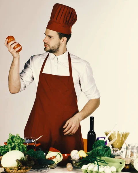 Mann Mit Kochmütze Und Schürze Hält Zutaten Bereit Konzept Der — Stockfoto