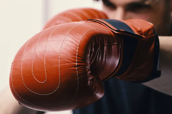 Koncept för boxning och sport. Idrottsman med läder box utrustning isolerad på vit bakgrund — Stockfoto