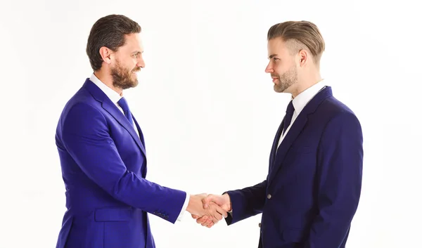 Άνδρες με κοστούμια ή επιχειρηματίες έχουν χέρια χειραψίας. — Φωτογραφία Αρχείου