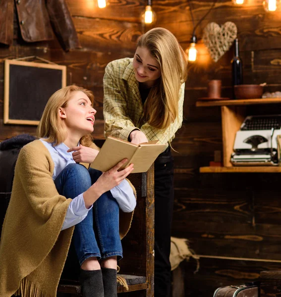 Madre e hija o hermanas leyendo juntas, actividad de ocio familiar. Las chicas se ríen de la escena divertida en el libro. Adolescente estudiando literatura con su madre, educación en el hogar, concepto de autoaprendizaje —  Fotos de Stock