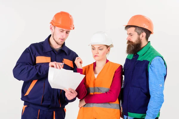 Constructores e ingenieros discutiendo, malentendidos. Equipo de arquitectos, ingenieros —  Fotos de Stock