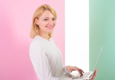 Dizüstü bilgisayar ile Bayan smm uzman çalışıyor. SMM Yöneticisi markalar ve öğeleri internet üzerinde teşvik etmektedir. Sosyal ağlar için içerik üreten kız şık modern bir görünüm Yöneticisi. Sosyal medya pazarlama uzmanı