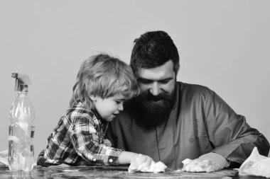 Temizlik sünger ile birlikte baba ile çocuk.