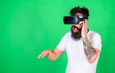 DJ Vr gözlük yeni parçalar oluşturma. Yeni teknoloji oyuncakla oynamak hipster sakallı adam. Sakallı adam bilgisayar gösterisinde prova gerçeklik simüle. Adam şık sakal ve bıyık müzik bestelemek