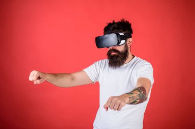 Sanal yarış kavramı. Sanal gerçeklik yüksek hızda sürüş bisiklet emin yüzündeki hippi. Vr sakallı sürüş motosiklet, kırmızı arka plan gözlük. Adam oyun Vr içinde yarış oyunu