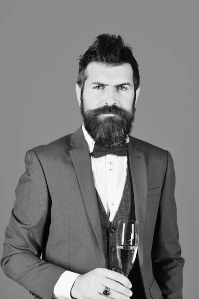 Homem de fato inteligente no fundo azul. Gerente com barba — Fotografia de Stock