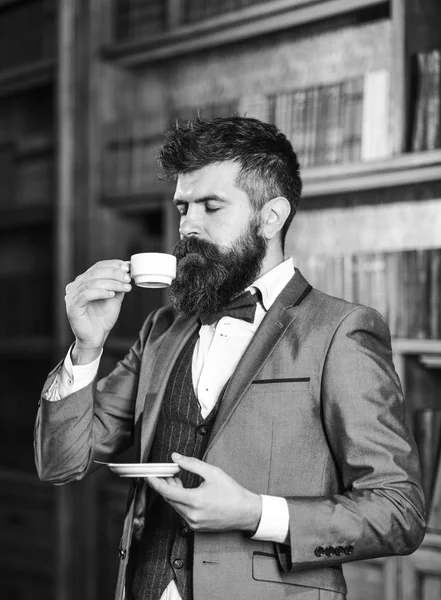 Affascinante uomo d'affari sta bevendo espresso — Foto Stock