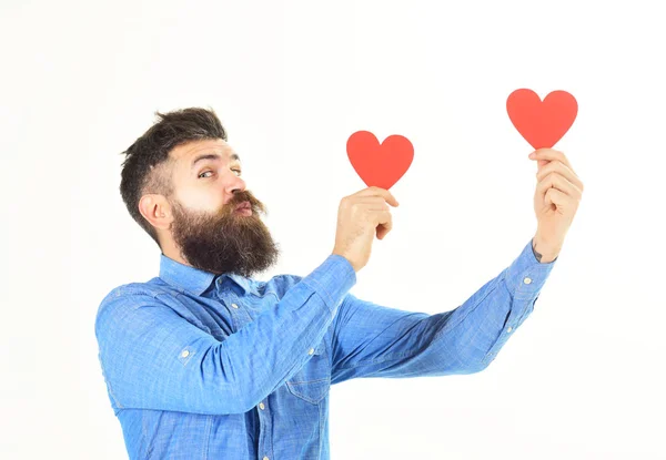 Macho celebra o dia dos namorados. Hipster envia ou recebe cartões dos namorados . — Fotografia de Stock