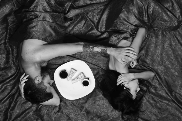 Sakallı kırmızı sayfalardaki adam aşık çift yatakta hanımefendi göndermek omuz dokunur