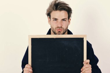 Mekanik veya repairer blackboard kopya alanı ile tutar. İşgal ve reklam kavramı. Sakallı