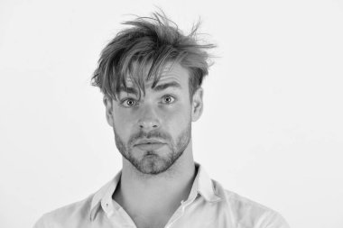 Pembe gömlek ve dağınık saç kıl herif. Maço sürpriz onun yüzünde. Mavi gözlü adam