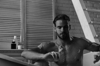 Gevşeme ve erotik bir kavram. Banyo tuvalet malzemeleri ve arka plan merdivende meditasyon adam