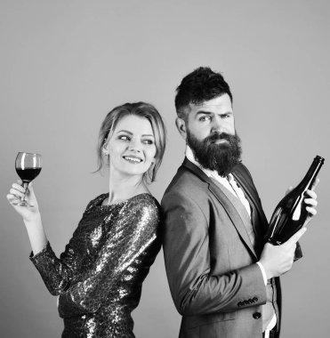 Şarapdenemeye ve parti genel kavram. Aşık çift içecekler alkol gülümseyen ve zor yüzler