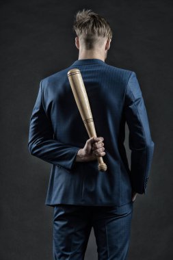 Gizli saldırganlık. Sopalı adam saldırganlığını gizler yavaşla ve sakin ol, dikiz aynasız. İş adamı ya da resmi takım elbiseli bir adam arkasında tahta bir sopa saklıyor. Gizli tehlike kavramı