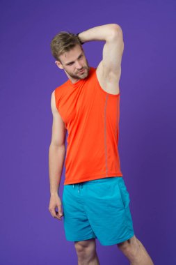 Onun terlemeyi önleyici kendine güvenen bir adam. Adam kuru koltukaltı ile sağlıklı cilt memnun denetler. Önlemek, ter azaltmak. Hayır ter - deodorant çalışır. Terlemeyi önleyici ile eğitim memnun sonra sporcu