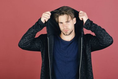 Kıl koyu mavi tshirt ve gri kapşonlu adamla. Mor zemin üzerine sarı saçlar adamla.