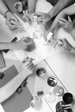 Bulutlar ve ev işaretleri erkek ve kadın elinde çizmek