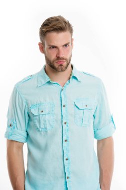 Sakallı ve sakalsız bir adam beyaz arka planda izole edilmiş. Mavi gömlekli moda adamı. Havalı bir şekilde. Kuaför ve berber salonu. Yakışıklı ve kendinden emin.