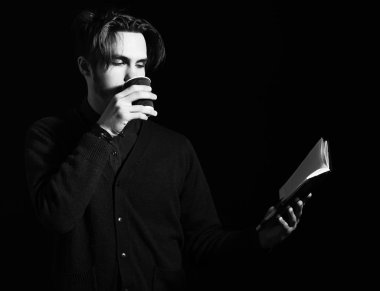 Gerçekten yakışıklı sakallı bir adam.