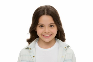 Çekici çocuk gülüşü beyaz arka planda izole edilmiş. Sevimli şey. Uzun kıvırcık saçlı kız neşeli poz veriyor. Mutlu kaygısız çocuk çocukluğun tadını çıkarıyor. Kıvırcık saçlı, sevimli, gülen yüzlü kız.