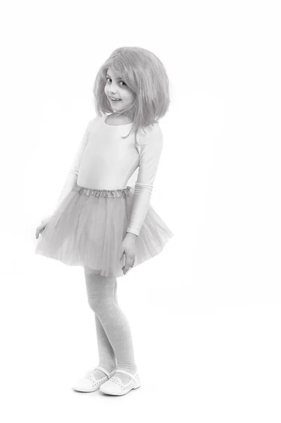 Ballet y arte. Niño en peluca aislado sobre fondo blanco. belleza y moda. Infancia y felicidad. Niña t en falda rosa —  Fotos de Stock