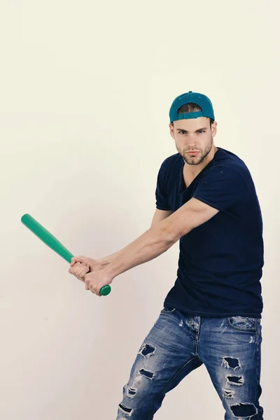 Sport- und Baseball-Trainingskonzept. Mann im dunkelblauen T-Shirt hält hellgrünen Schläger in der Hand — Stockfoto