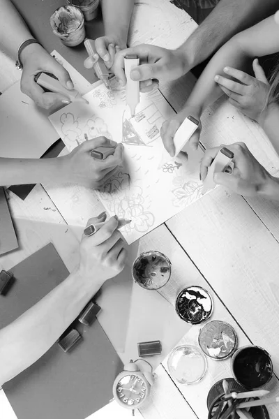 Bulutlar ve ev işaretleri erkek ve kadın elinde çizmek