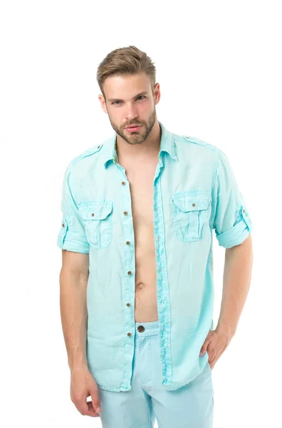 Fashion man in unbuttoned shirt geïsoleerd op witte achtergrond. Een echte macho. Te sexy voor een shirt. Knap en sensueel. Casual in stijl — Stockfoto