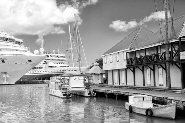 Porto con barca, yacht, nave, transatlantico in st johns, Antigua — Foto Stock