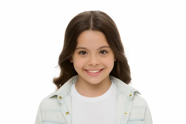 Enfant charmant sourire isolé fond blanc de près. Charmante mignonne. Enfant fille longs cheveux bouclés posant joyeux heureux. Enfant heureux insouciant profiter de l'enfance. Fille coiffure bouclée adorable sourire visage — Photo