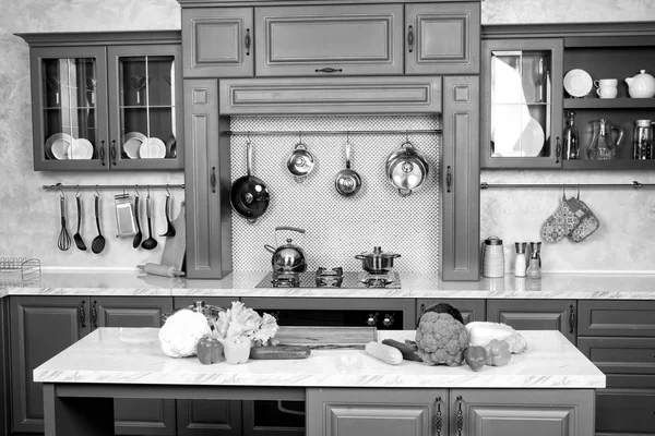 Verduras en la mesa en el interior de la cocina azul — Foto de Stock