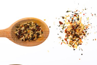 Kaşık mutfak otlar karışımı ile dolu. Baharat ve baharat kavramı. Kaşık mutfak otlar yakın beyaz zemin üzerine karışımı dolu. Baharat, mutfak otlar karışımı ahşap tam dışında yapılan kaşık