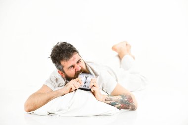 Adam öfkeli yüzü ile çalar saat ısırıkları.