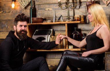 Çift gamekeepers evde, ahşap iç arka plan romantik akşamın. Romantik akşam kavramı. Aşık çift birlikte ellerini tutar. Kız ve erkek rahat yüzleri sıcak atmosferinin keyfini çıkarın