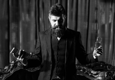 Acımasız adam uzun sakallı puro, şampanya ve dolar var. Milyoner lüks elbiseli içiyor ve para tutar.