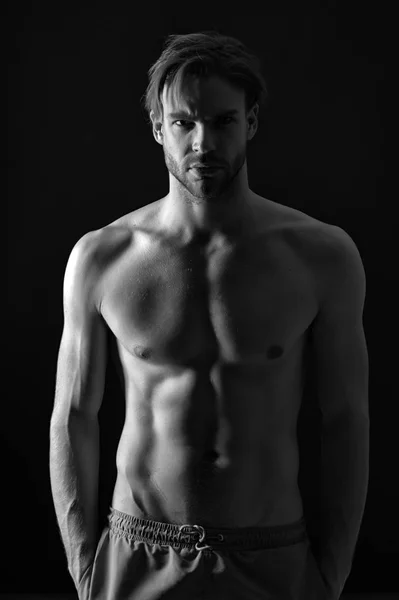 Entraînement et activité d'entraînement en salle de gym. Sportsman avec torse et poitrine sexy. Athlète avec corps en forme en short. Homme avec six pack et muscles abdominaux. Concept sport ou fitness et soins du corps, noir et blanc — Photo