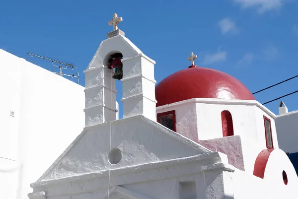 Arquitectura de la iglesia blanca en Mykonos, Grecia. Capilla con campanario y cúpula roja. Edificio de la iglesia en el cielo azul. Vacaciones de verano en la isla mediterránea. Concepto de religión y culto —  Fotos de Stock