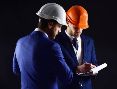 İnşaatçılar mühendislik proje hakkında düşünüyorum.