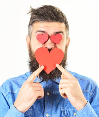Sakallı adam aşk sembolleri tutan.