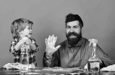 Temizlik faaliyetleri kavramı. Çocuk sprey köpük ile kaplı tablosundaki tutar