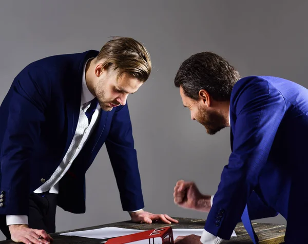 Geschäftsmann muss einen Vertrag unterschreiben. Geschäftspartner signalisiert — Stockfoto